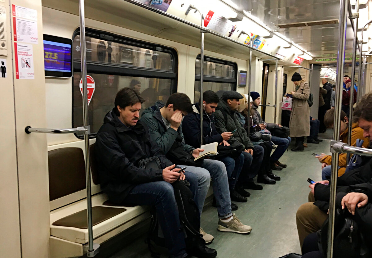 Почему в Московском метро не соблюдают правила и не выпускают выходящих ...