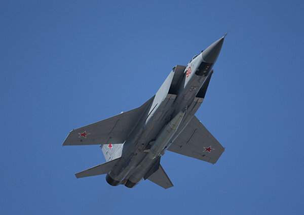 МИГ-31 с гиперзвуковой ракетой "Кинжал". Фото © Минобороны РФ