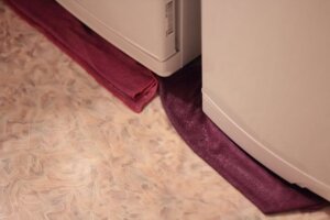 Для начала нужно убедиться в том, что поломка действительно существует, и вам не показалось, что охладительный прибор течет и вдруг стал как-то не так работать. Обратите внимание на следующие нюансы: