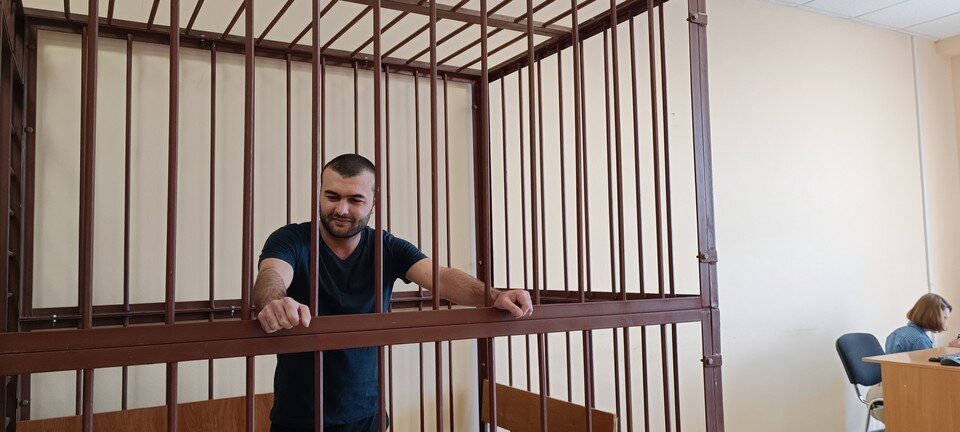     Деньги, украденные у Марины Коташенко, до сих пор не найдены. Известно лишь, что Жабборов вернул 150 тысяч долга своему знакомому, а машину оставил грузину-авторемонтнику в гаражах. Александра БУДАЕВА