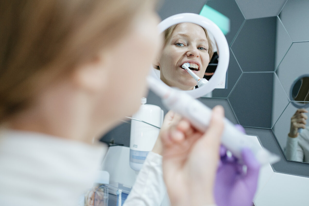 Обучение гигиене полости рта в Astra Dental Clinic.