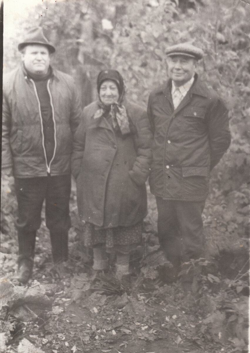 Тогда же, с дедом и племянником деда Виктором  Григорьевичем