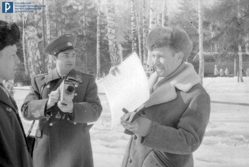 Н.Н. Рукавишников, В.Ф. Быковский и А.А. Леонов на занятиях по киноподготовке. 1970 г. РГАНТД. Арх. № 0-3699