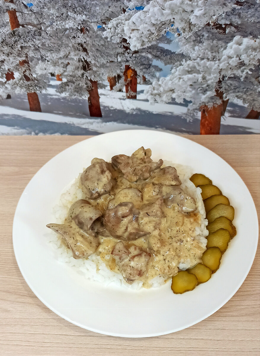 Куриная печень в сметане с луком и морковкой на сковороде