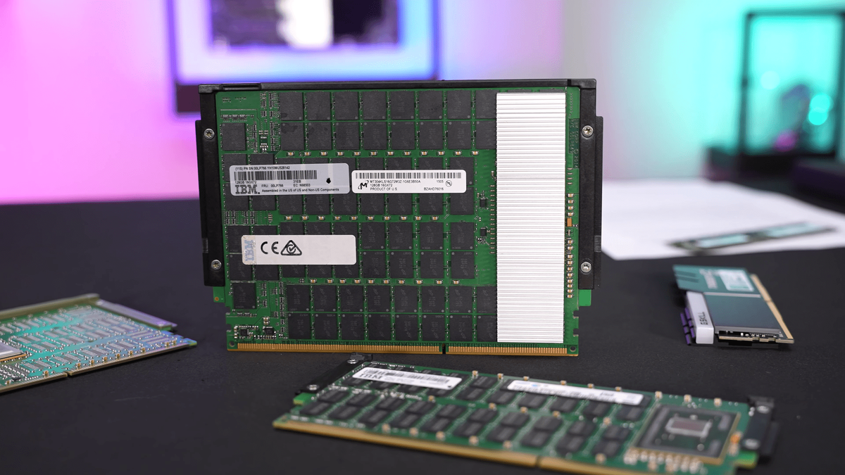 Dell довольно долго вел скрытую разработку новой версии DDR-памяти. Основная цель заменить в ноутбуках классическое SODIMM. Недавно компания представила на обзор свой новый гаджет с памятью CAMM.