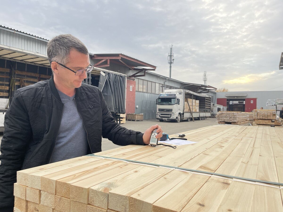 Брусок строганый ель/сосна. Товар принимает специалист контроля качества «Лескрафт» Швороб Сергей