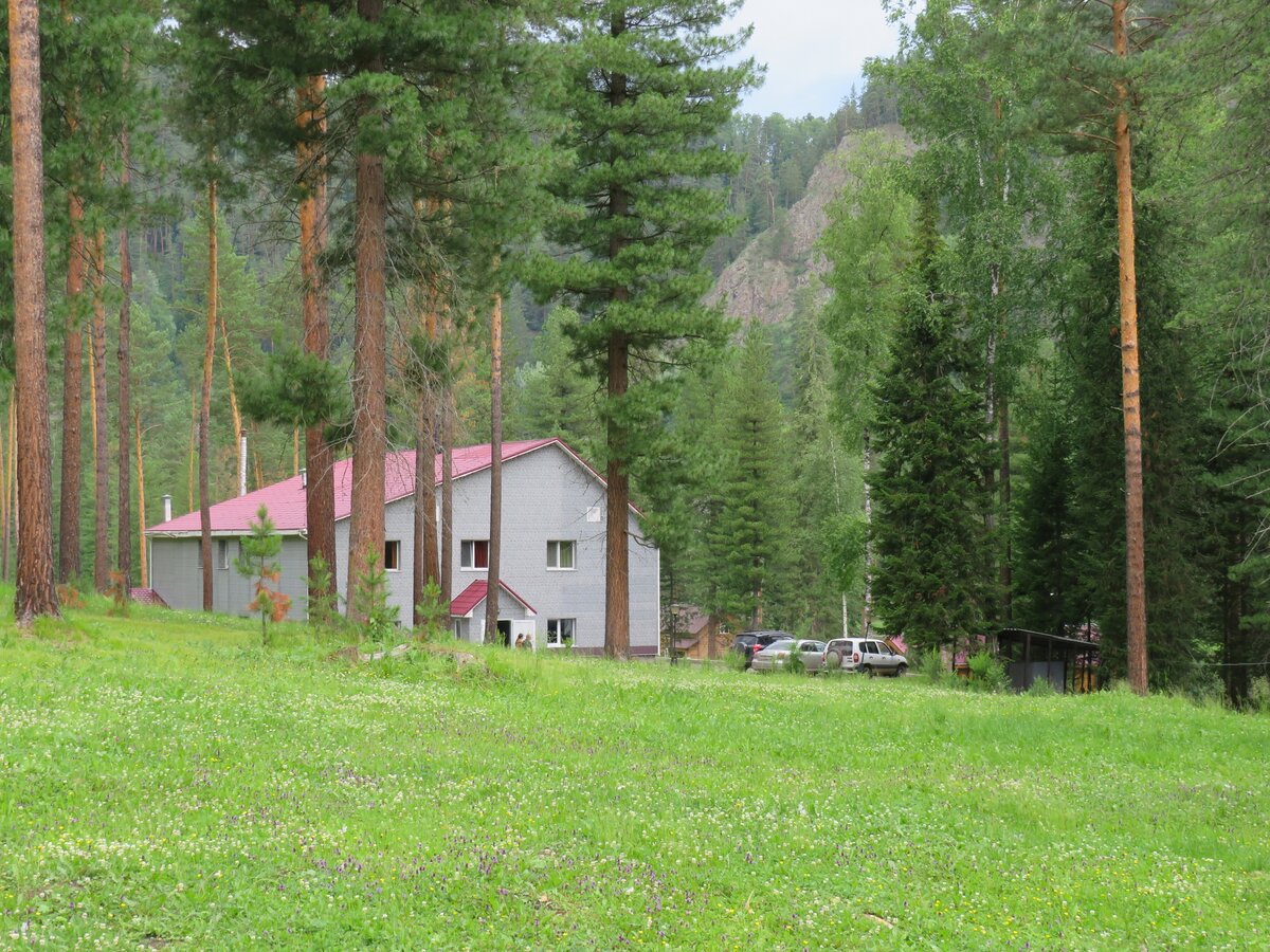 Собственно сам гостевой дом. Чуть ниже расположены разные домики, на разное количество мест. 