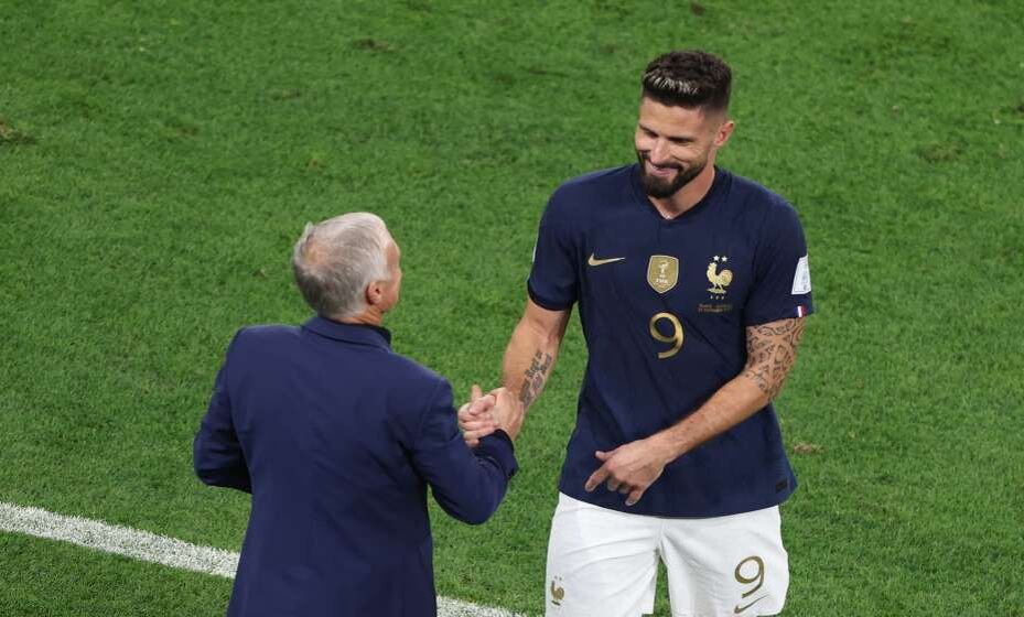    Оливье Жиру принимает поздравление Дидье Дешама с 50-м и 51-я голом за сборную Франции. Фото: Reuters