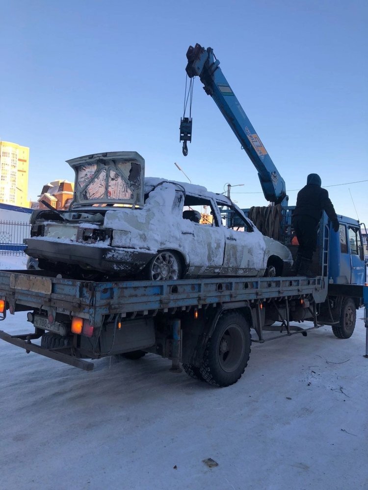    В Нягани начали вывозить с улиц брошенные автомобили