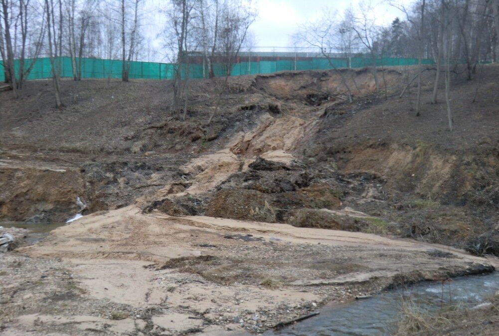 Редкий оползень гидродинамического выпора. Если бы сделали вовремя дренаж, линза песка не вылилась бы на склон.