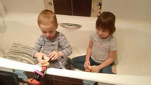 братья в ванне 