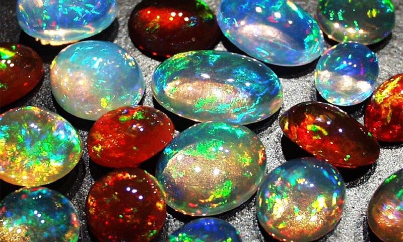 Опалы разных оттенков. Фото из открытых источников. 
