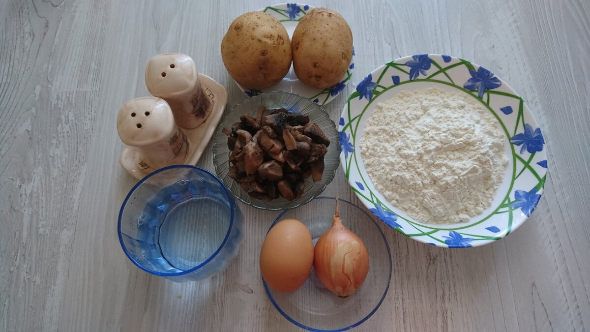 В чашу засыпаем муку, добавляем воду, яйцо и соль. 