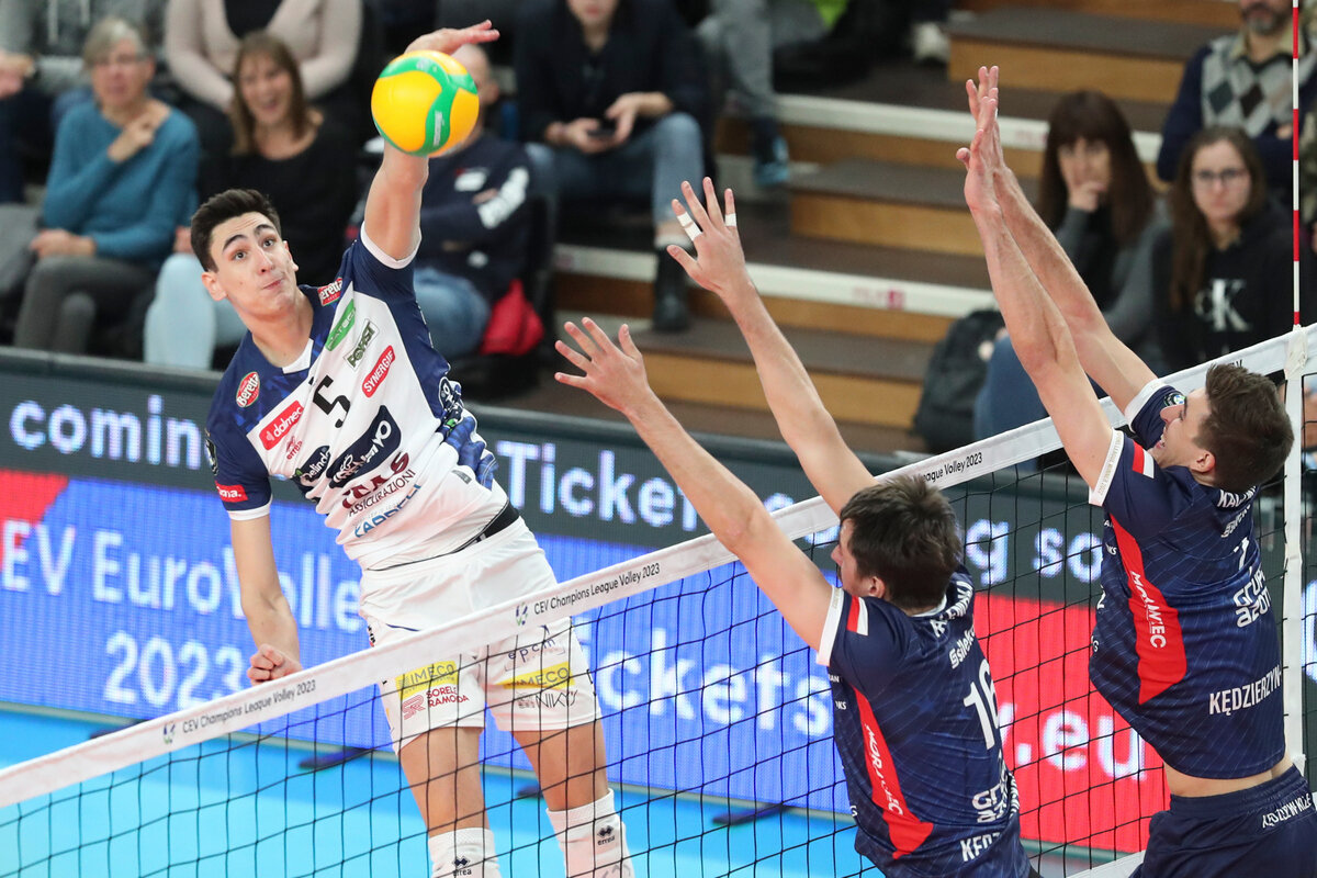 Алессандро Микьелетто в атаке / фото (здесь и далее): cev.eu