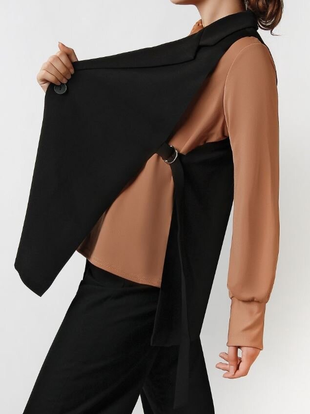 Костюмный жилет с разрезами.