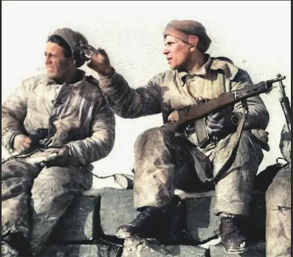 Советско-финская война. Боец Красной Армии с автоматом Федорова на захваченном у финнов укреплении, 1940 год. Это было не последнее применение автоматов -ветеранов. В следующем году им снова пришлось вступить в бой.