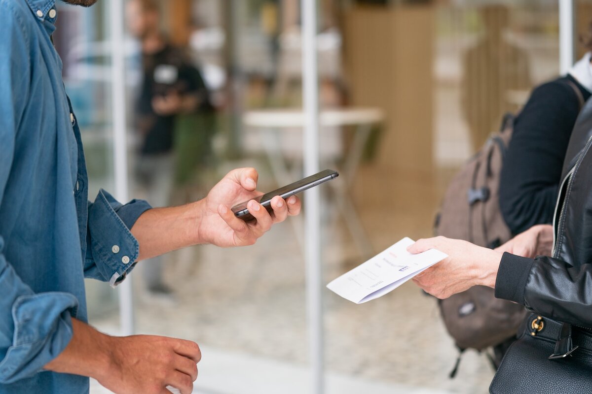     «Проверяйте информацию до того, как перейти по QR-коду»: россиянам рассказали о новом опасном виде мошенничества