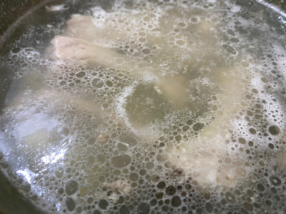 Бульон можно сварить заранее или прямо перед приготовлением супа