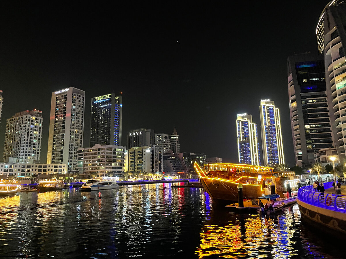 На фото можно увидеть отель ROVE