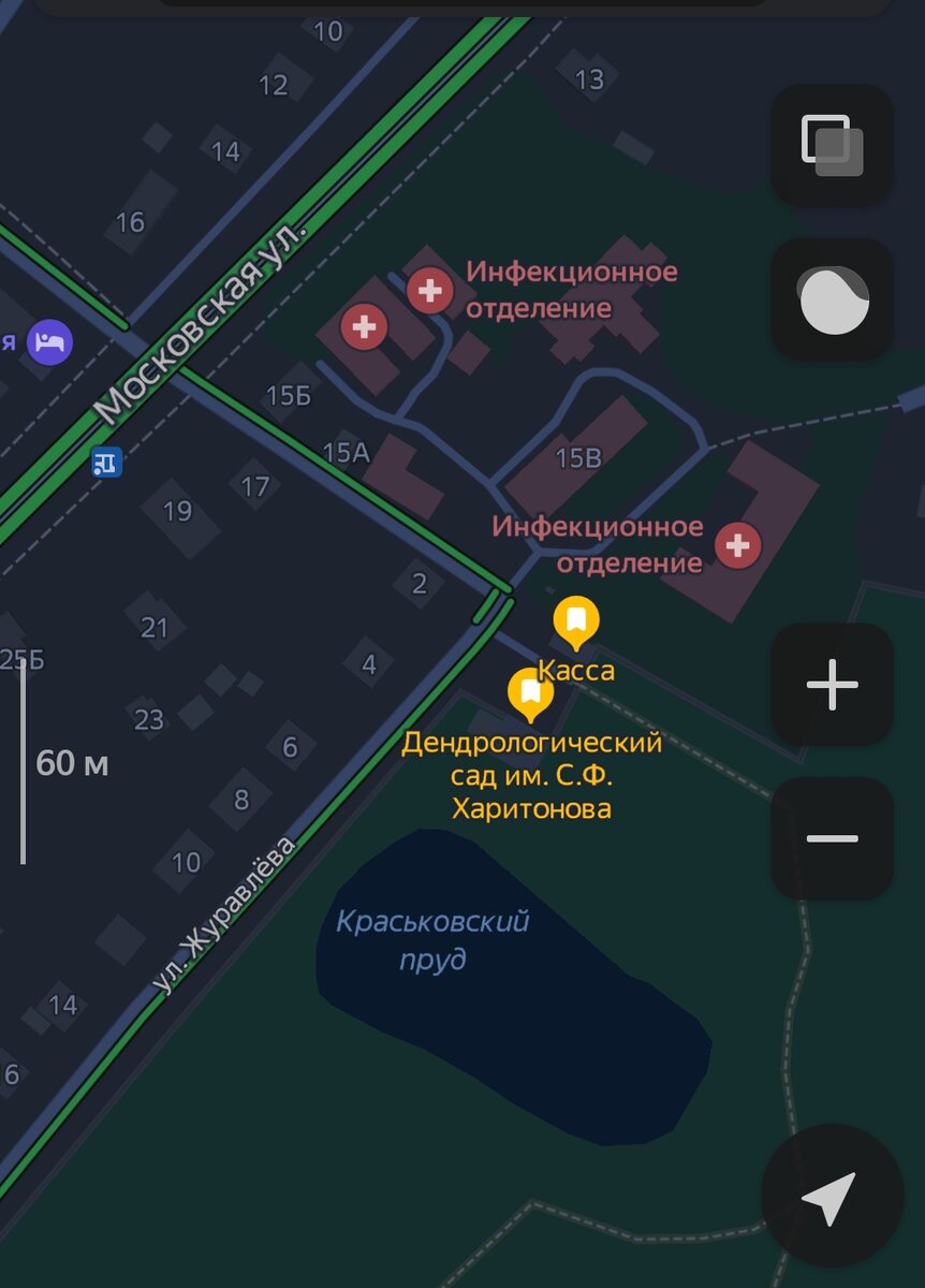 Вот это место на Яндекс.Картах кафешка в здании, которое помечено как "кассы". Если смотреть с парковки на ворота парка, то оно слева. Там же туалеты. 