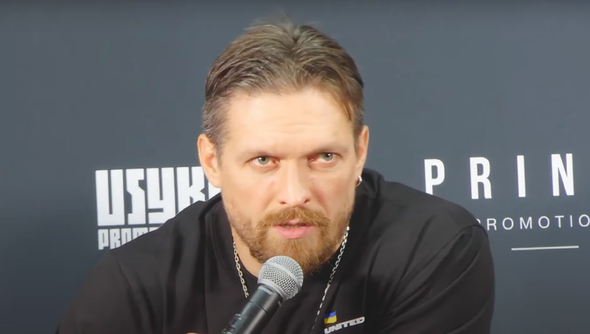 Украинский чемпион мира в супертяжелом весе по версиям (WBA, WBO и IBF) - Александр Усик