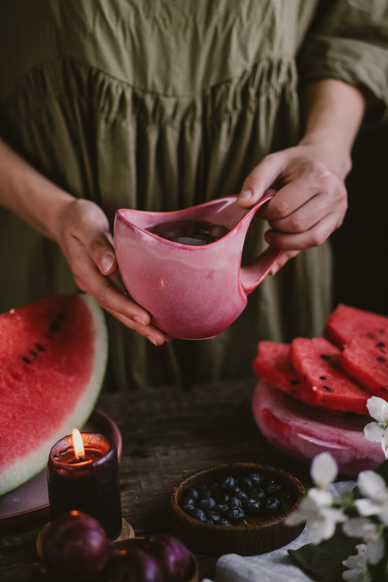 На фото серия "Поцелуй Арвен" Мастерской дизайнерской посуды "VELES"