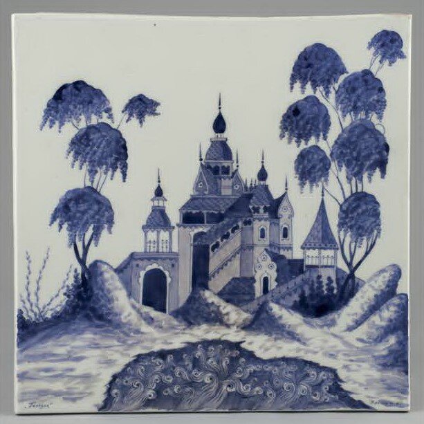 Николай Хренов. Декоративный пласт «Городок». 1960-е. Дулёво. Размер: 30,5х30,5 см. Елагиноостровский дворец-музей русского декоративно-прикладного искусства и интерьера / 1752-ф. Госкаталог: 39947931.