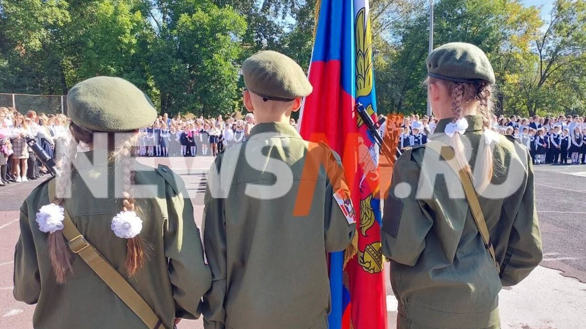     В школе №172 Нижнего Новгорода, где недавно разгорелся скандал из-за выдачи камуфляжей, дети все же пришли в военной форме на линейку 1 сентября. Об этом сообщает корреспондент NewsNN, посетивший мероприятие.