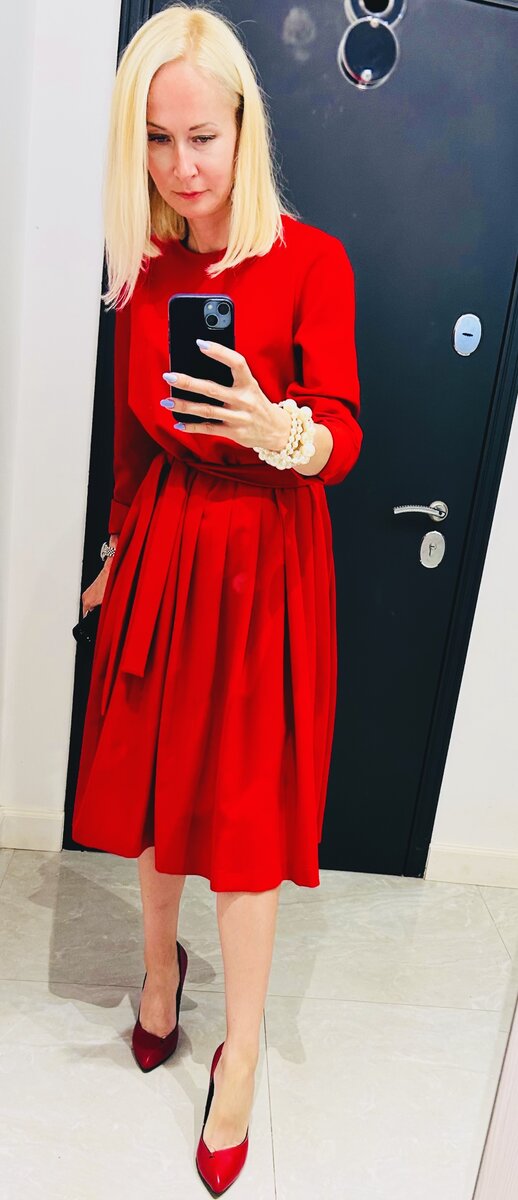 Платье придает женственность и эллегантность.