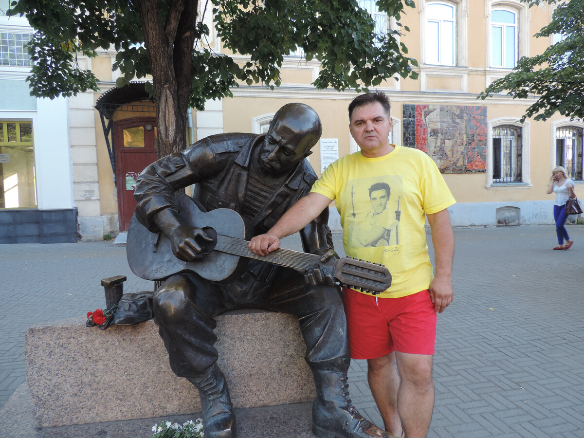 я у памятника песне