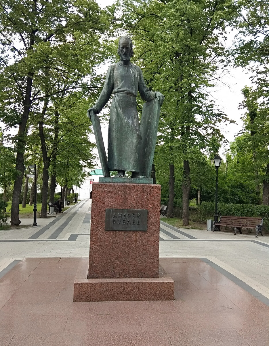 Памятник преподобному Андрею Рублёву в сквере у входа в монастырь. Фото автора