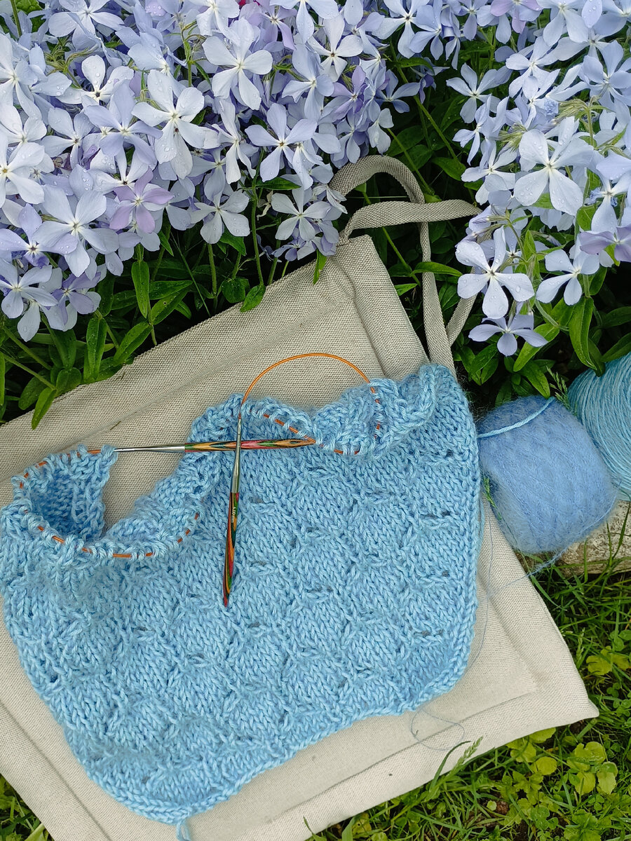 Начало вязания. Спинка. Уже видны контуры японского плеча