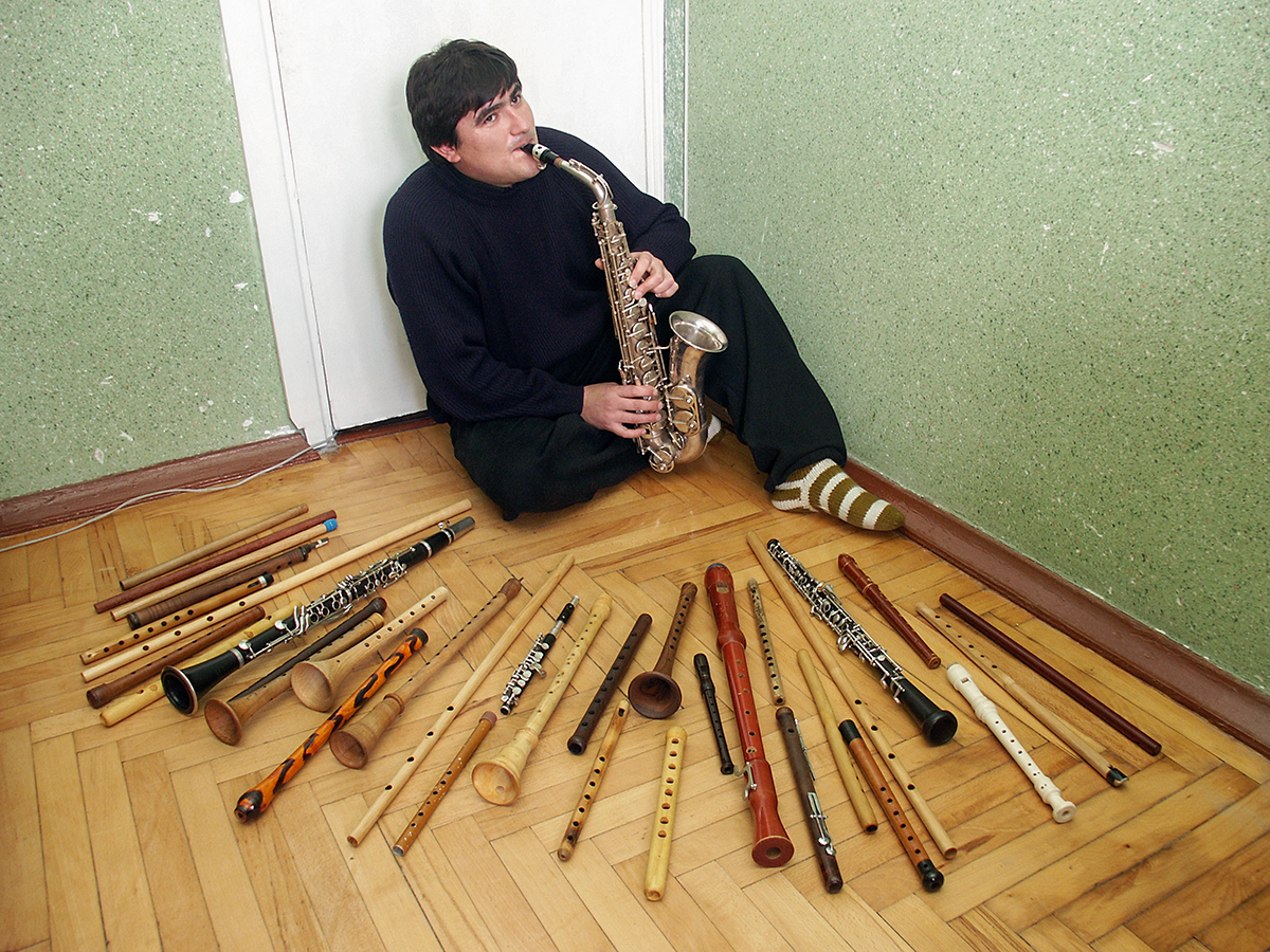 Анзор Увижев с коллекцией духовых инструментов. 2004 год 
Фото: личный архив Анзора Увижева 
