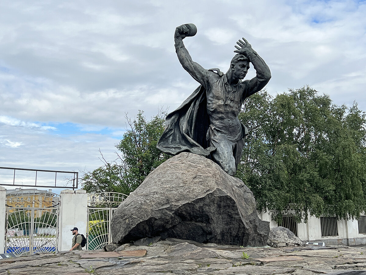 Памятник Анатолию Бредову. Мурманск. Фото автора
