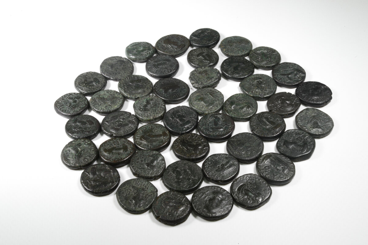 Сорок три монеты из клада, обнаруженного на памятнике «Тамань-16», монеты хранятся в коллекции музея-заповедника «Фанагория» ФМ-КП 74/1–43 Н 407–450