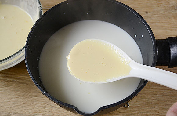 Крем молоко желток. Заварной крем с кукурузным крахмалом рецепт на молоке. Загустеет ли заварной крем на молоке с желтками. Рецепт заварного крема с крахмалом стаканом молока. Как правильно приготовить крем из молока и кукурузного крахмала.