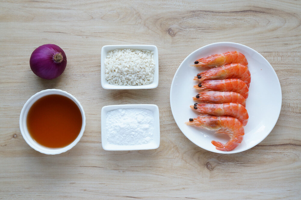 Это очень вкусно! Плюс этого рецепта в том, что вы используете минимум ингредиентов, времени необходимо совсем чуть-чуть. Хочется пошутить, что это холодное блюдо. Оно готовится из вчерашнего (остывшего) ризотто и есть его тоже лучше остывшим, так вкус креветочной пасты раскрывается ещё лучше, а рис не перебивает вкус, а лишь дополняет его. Показываю базовый состав ризотто (о котором писал здесь) и сами креветки: