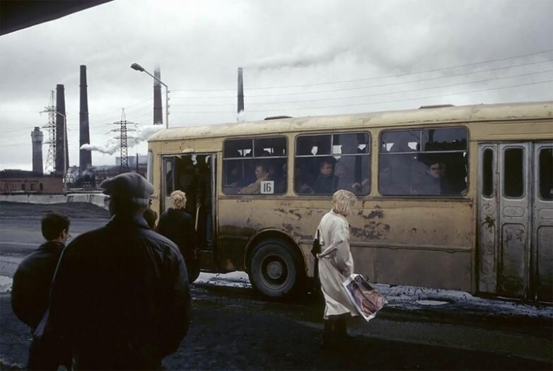 
Норильск, прохожий с упаковкой яиц, 1993 г.
