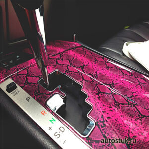 Так как автомобили имеют обтекаемые сложные формы, технология аквапечати получила широкое применение именно в этом деле.