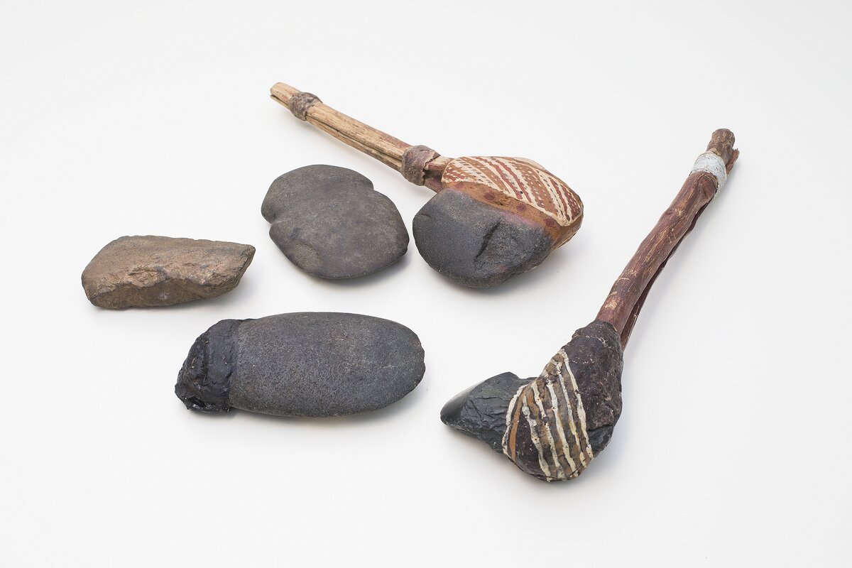 Древнейшие орудия из гальки. Каменные орудия древних людей. Каменные орудия Коряков.