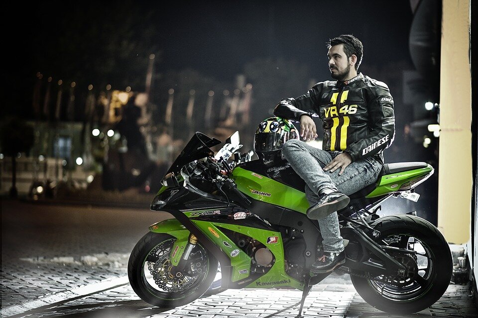 любовь в шлеме. путешественник на мотоцикле. мотоциклист на дороге. харлей дэвидсон в движении. Yamaha r1 diablo.