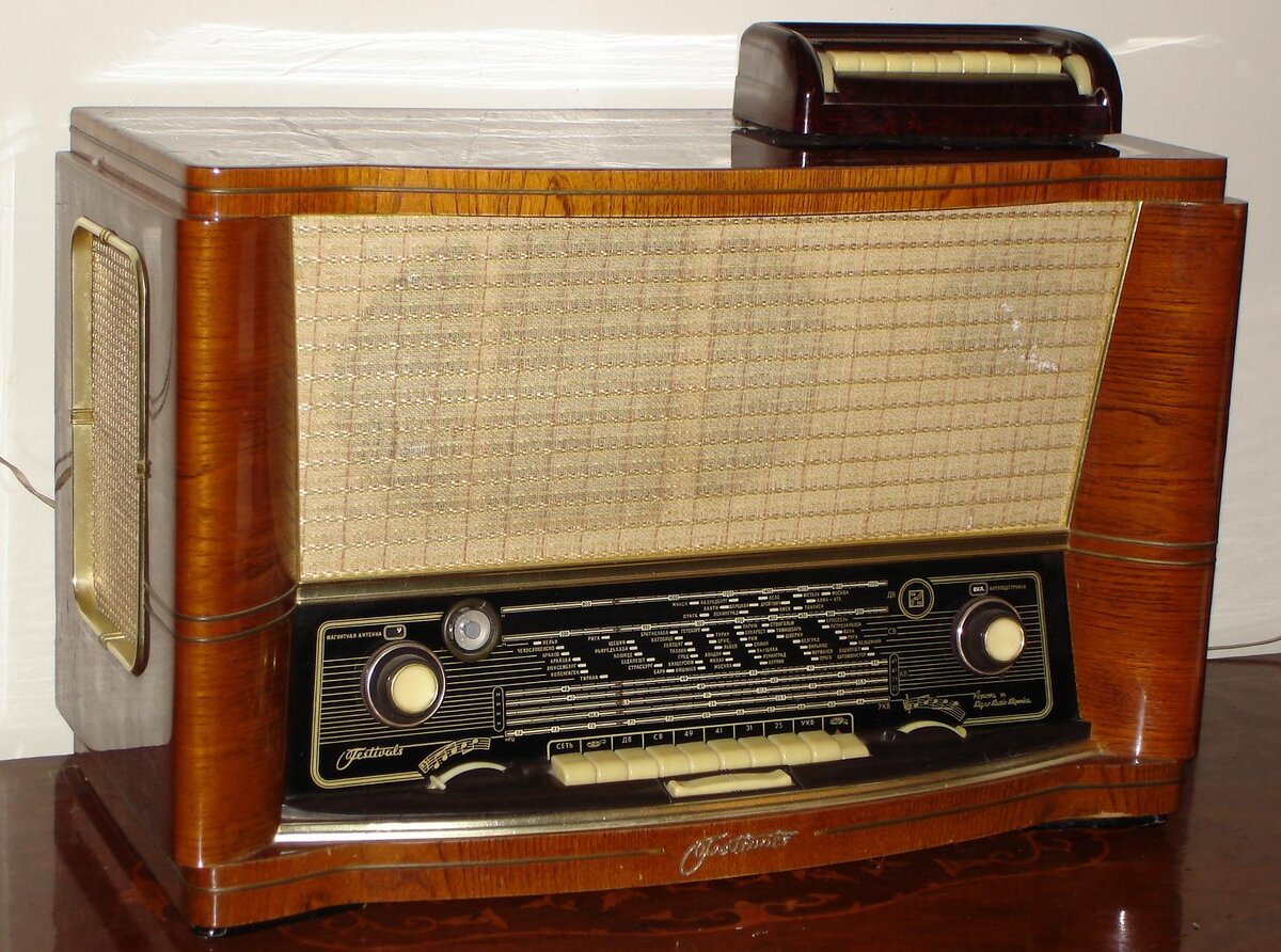 Старинный радиоприёмник.