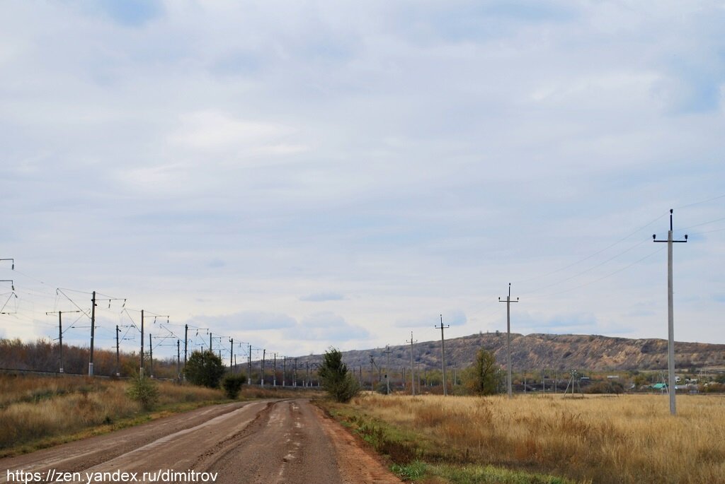 Дорога к Гребеням. Вдали уже видна гора