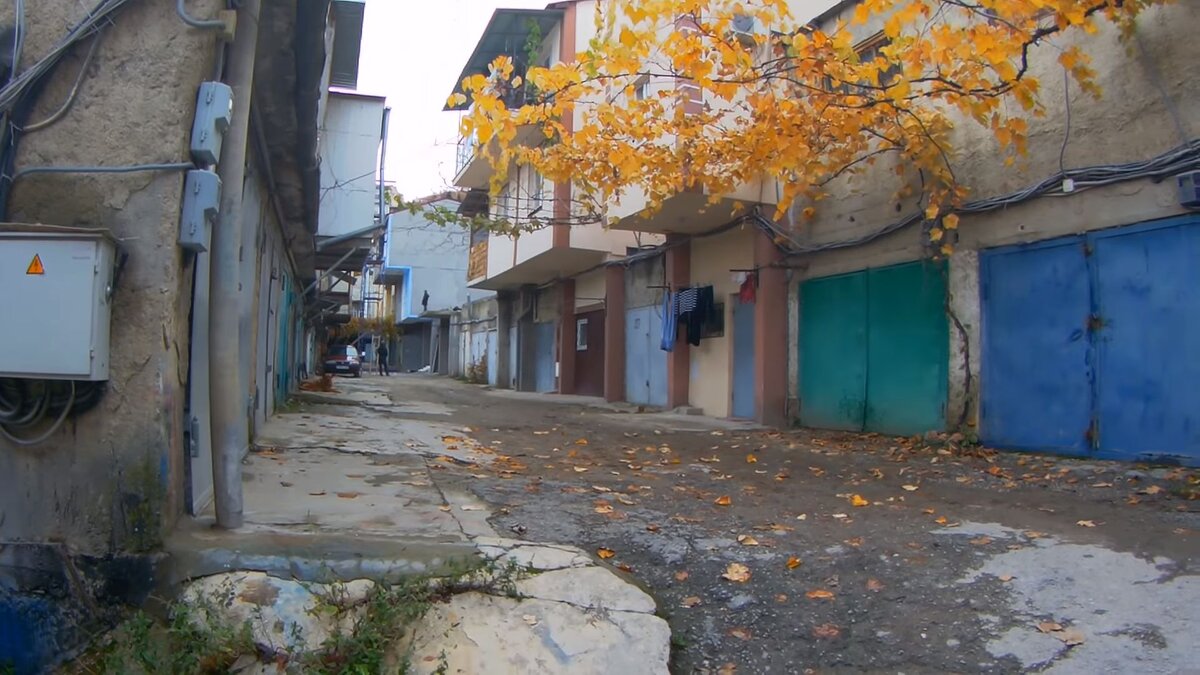 Жизнь в гараже. Крым Алушта. Сколько стоит снять гараж и как в нем жить? |  Туризм и Реальность | Дзен