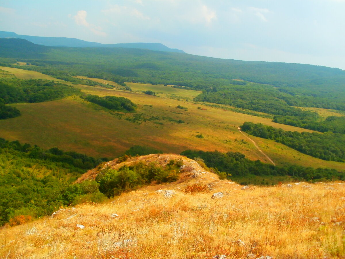 Крымские горы местами создают иллюзию ручной работы