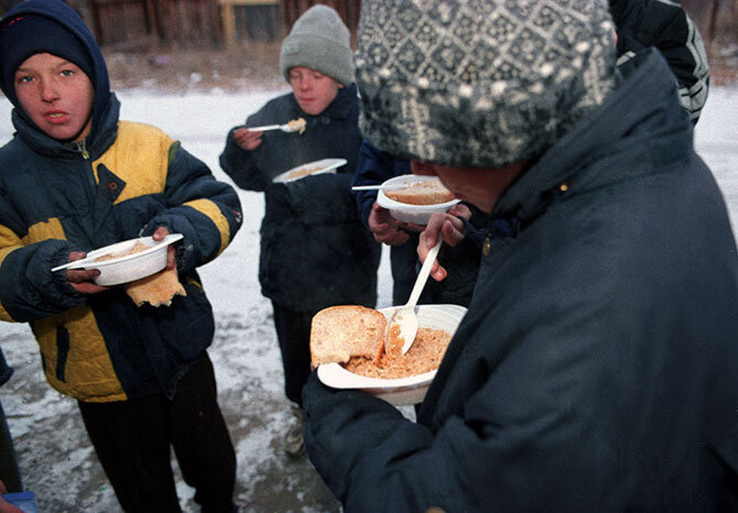 Голодные бездомные дети. Голодные бездомные дети Россия. 90 голод
