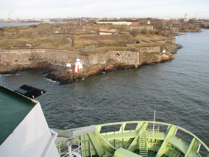 Крепость Суоменлинна - одна из главных достопримечательностей Хельсинки, являющаяся одной из самых больших морских крепостей в мире. По шведски она называется Свеаборг. Сооружение крепости началось в 1748 году главным образом для защиты от растущей угрозы русского вторжения. Но в 1808 году крепость капитулировала, и следующие 100 лет находилась под владычеством России. Британские и французские корабли бомбардировали её во время Крымской войны 1855 года. После объявления независимости Финляндии в 1917 году крепость получила название Суоменлинна ("Финская крепость"). В 1973 году крепость была передана для гражданского использования, после чего началась ее масштабная реставрация. На одном из островов до сих пор находится тренировочная база колледжа ВМФ Финляндии. 
Вот так выглядят сооружения крепости с парома, который проходит вдоль её скал всего в нескольких десятках метрах: