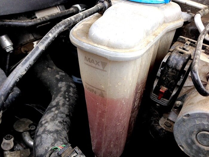
Наличие охлаждающей жидкости хорошо видно в расширительном бачке. 

