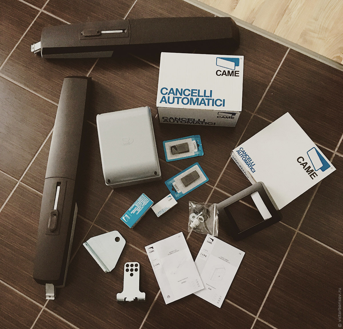 Я приобрёл полный комплект (стоил он всего 27,5 тысяч рублей), включающий в себя: два линейных электропривода с эндокодерами для распашных ворот, сигнальную лампу, два радиопульта с платой приёмника и блок автоматики. Кроме этого для установки нам понадобятся электрические провода с разным сечением и количеством жил.