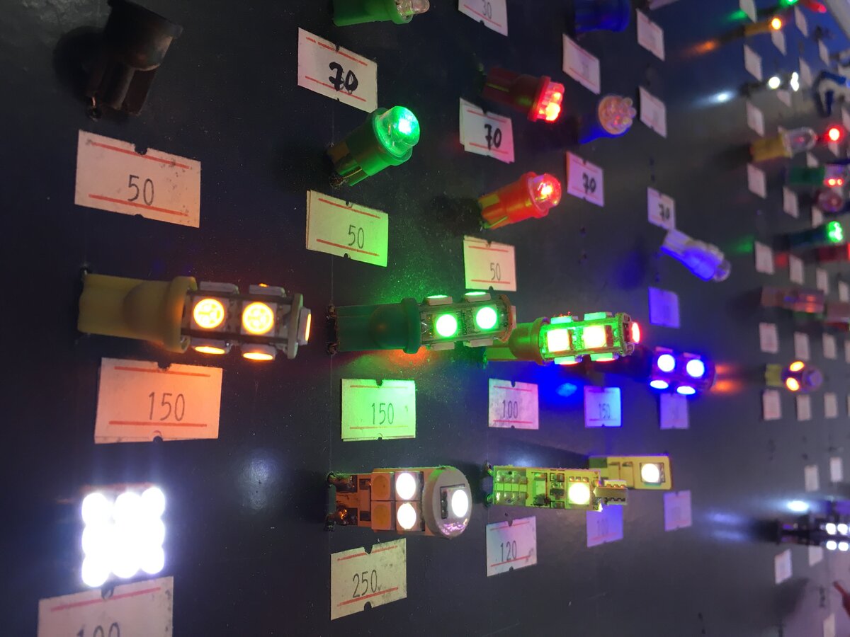 Здесь – настоящий русский киберпанк. Он скрывается в ужасно скучном и сером здании обычного торгового центра.